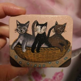 アツコマタノ(Atsuko Matano)のお値下げ マタノアツコ 3匹の猫さんの絵柄がかわいい ミニ缶ケース 小物入れ(小物入れ)