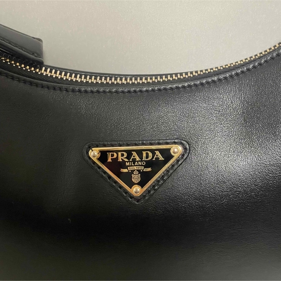 PRADA(プラダ)の プラダ アーケ Re-Nylon xブラッシュドレザー ショルダーバッグ レディースのバッグ(ショルダーバッグ)の商品写真