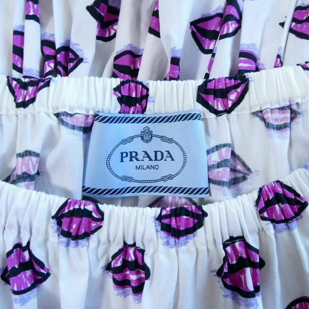 PRADA(プラダ)の美品 PRADA キスプリント 唇 Aライン ミディ丈 半袖 フレア ワンピース レディースのスカート(ひざ丈スカート)の商品写真