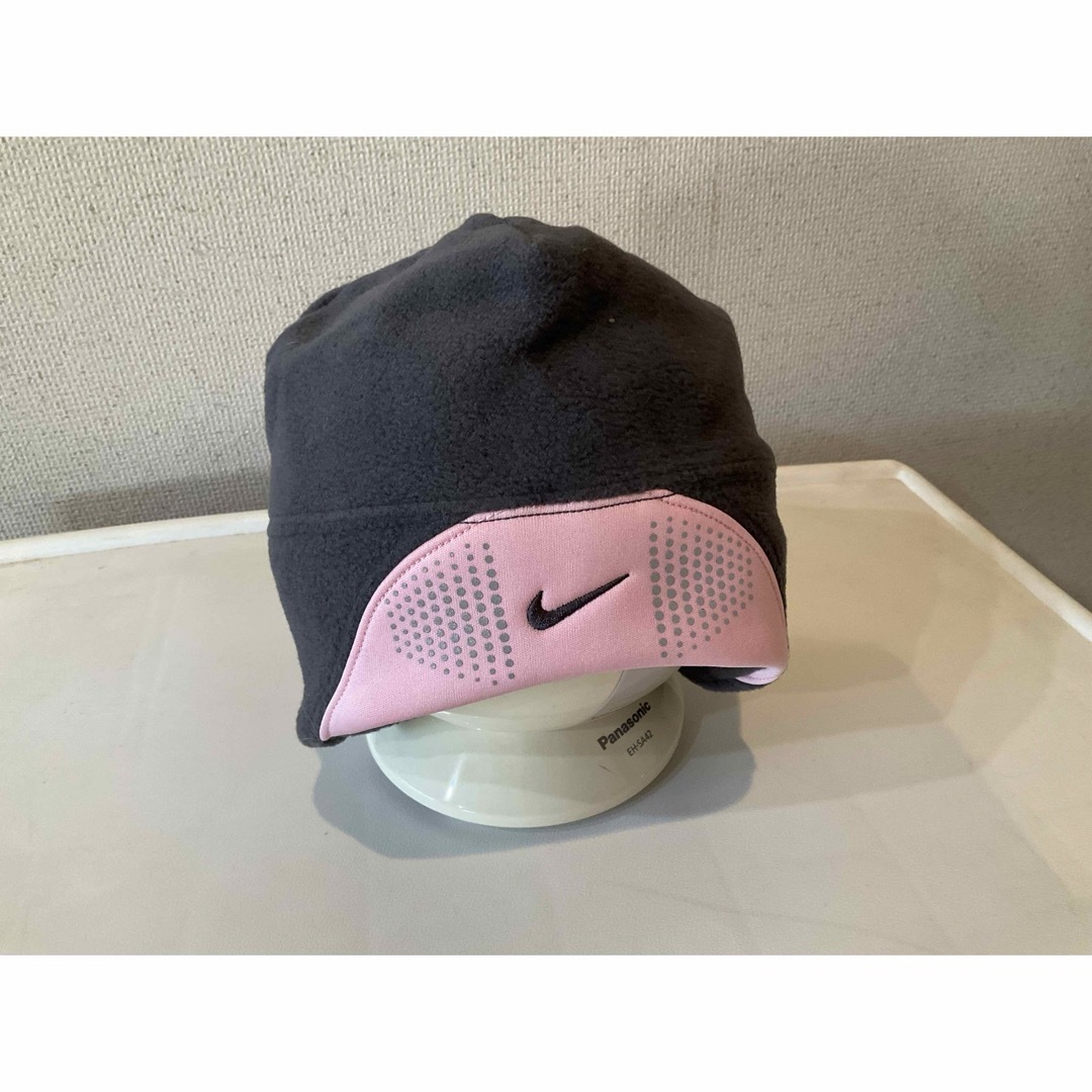 未使用品　NIKE ナイキ　キャップ　フリース　グレー&ピンク フリーサイズ レディースの帽子(ニット帽/ビーニー)の商品写真