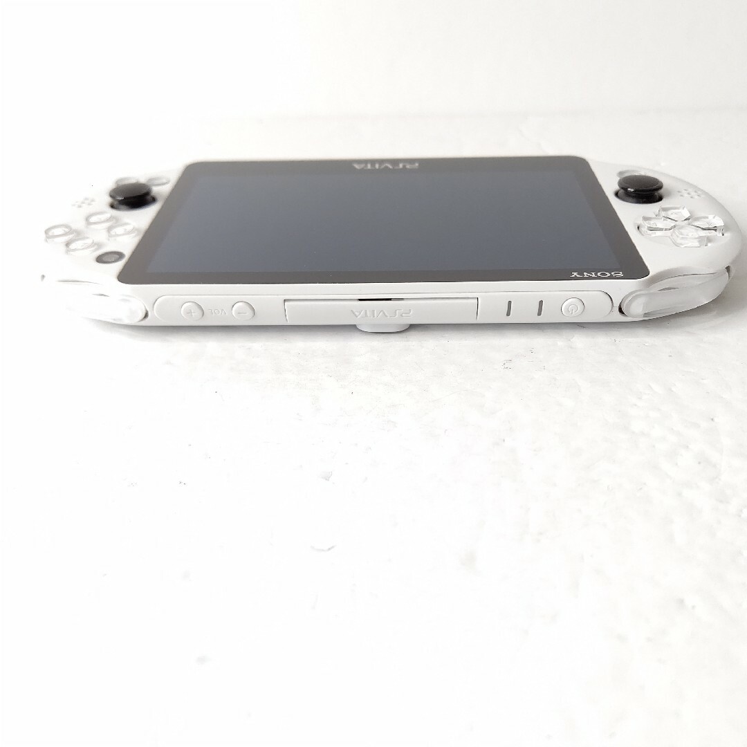 PlayStation Vita(プレイステーションヴィータ)のSONY　PSvita pch2000 グレイシャーホワイト　極美品　ゲーム機 エンタメ/ホビーのゲームソフト/ゲーム機本体(携帯用ゲーム機本体)の商品写真