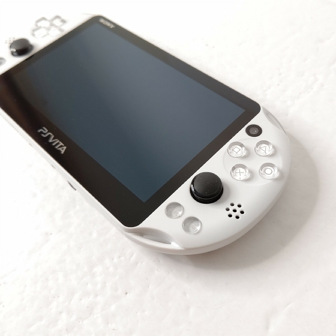 PlayStation Vita(プレイステーションヴィータ)のSONY　PSvita pch2000 グレイシャーホワイト　極美品　ゲーム機 エンタメ/ホビーのゲームソフト/ゲーム機本体(携帯用ゲーム機本体)の商品写真