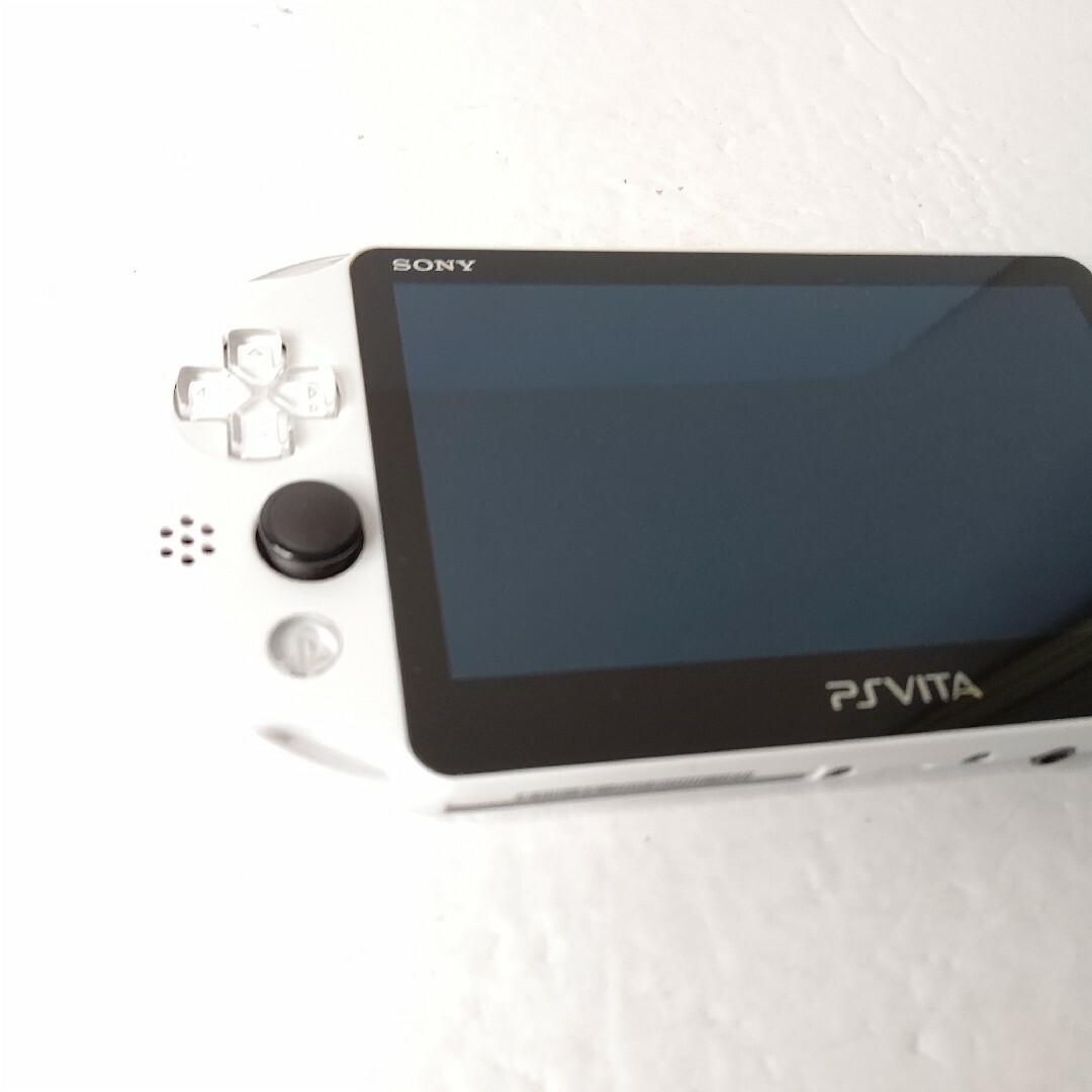 PlayStation Vita(プレイステーションヴィータ)のSONY　PSvita pch2000 グレイシャーホワイト　極美品　ゲーム機 エンタメ/ホビーのゲームソフト/ゲーム機本体(携帯用ゲーム機本体)の商品写真