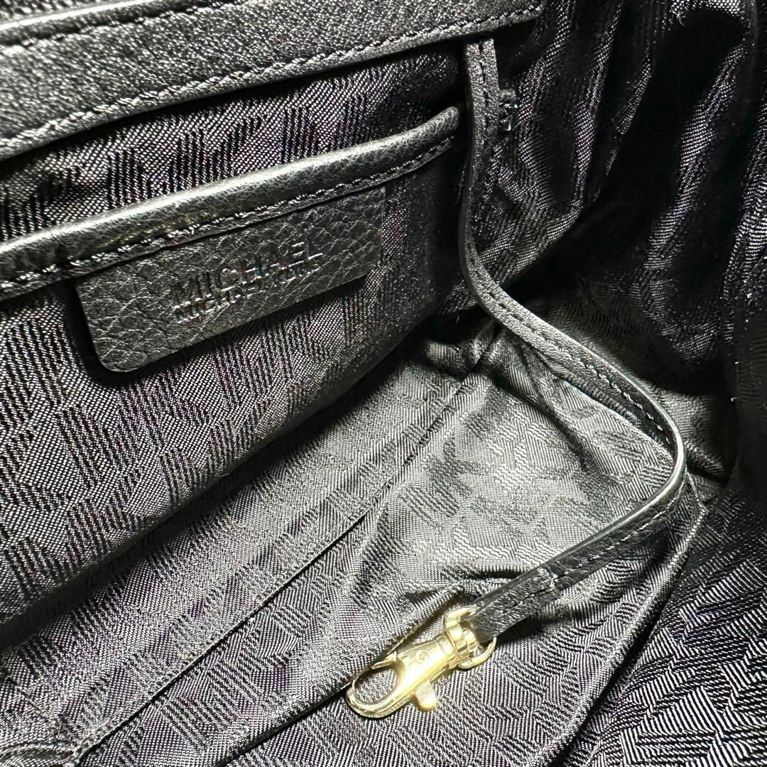 Michael Kors(マイケルコース)の保存袋付✨マイケルコース　トートバッグ　ハンドバッグ　シボ革　黒　ロゴプレート レディースのバッグ(ハンドバッグ)の商品写真