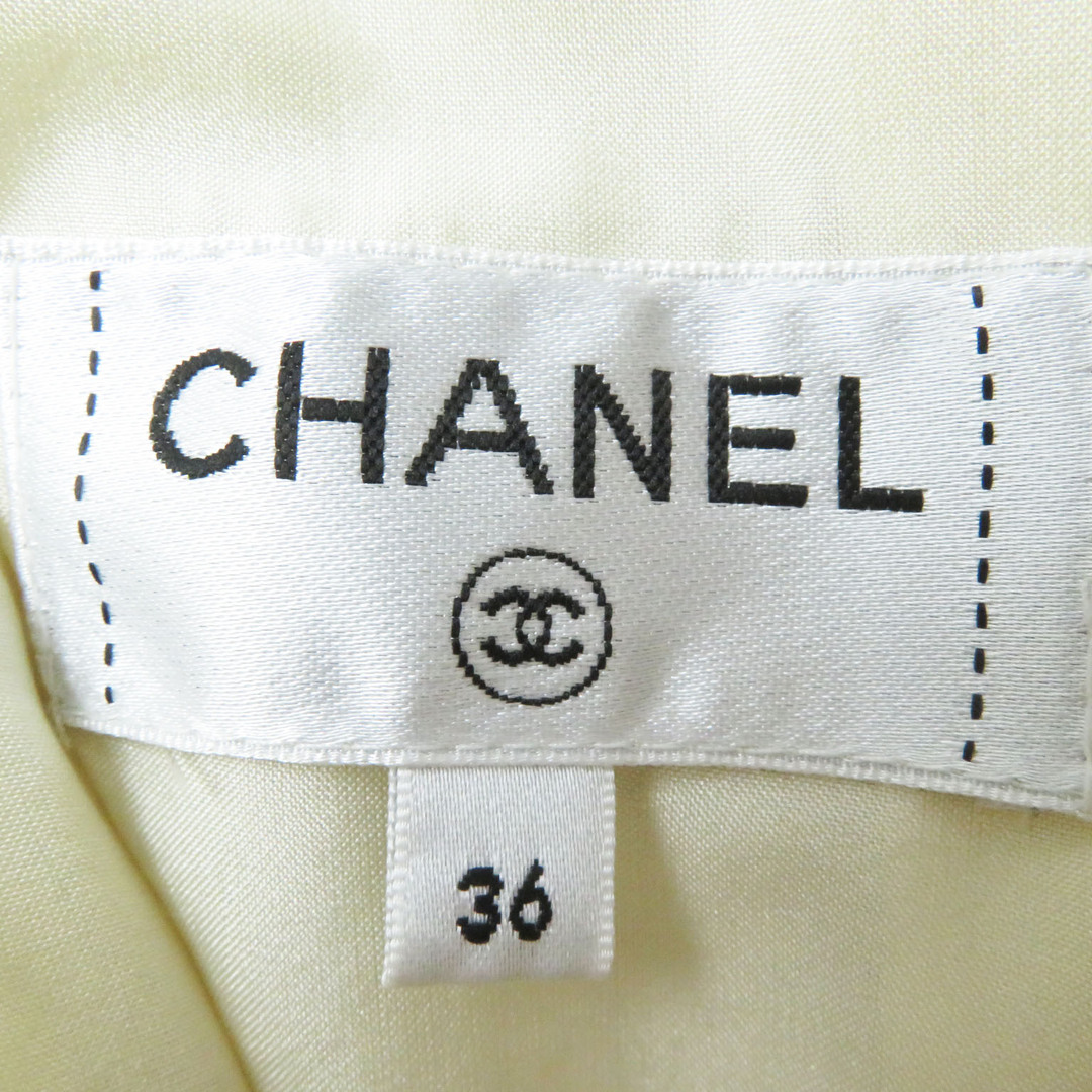 CHANEL(シャネル)の極美品 CHANEL シャネル P59644 ココマークプレート付 シルク混 ツイードスカート 裏地シルク100％ アイボリー 36 フランス製 正規品 レディース レディースのスカート(ひざ丈スカート)の商品写真