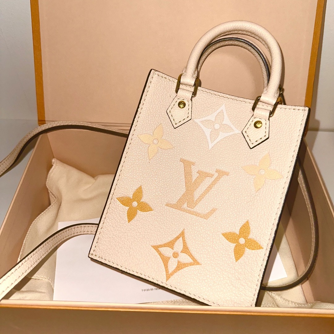 LOUIS VUITTON(ルイヴィトン)の限定コレクションLOUIS VUITTON プティットサックプラ レディースのバッグ(ハンドバッグ)の商品写真