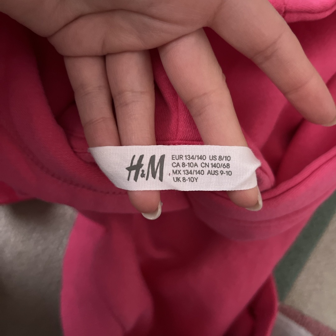 H&M(エイチアンドエム)のH&M スパンコールフードパーカー キッズ/ベビー/マタニティのキッズ服女の子用(90cm~)(Tシャツ/カットソー)の商品写真