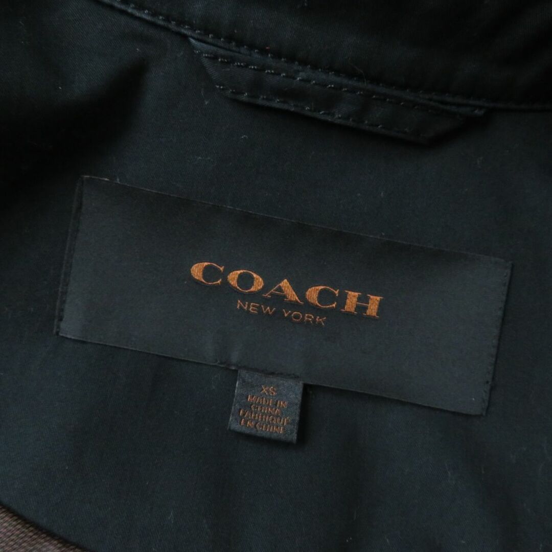 COACH(コーチ)の美品★正規品 COACH コーチ ベルト・ロゴボタン付 裏地シグネチャー柄トレンチコート レディース ブラック 黒 XS ガーメント付 シンプル◎ レディースのジャケット/アウター(トレンチコート)の商品写真