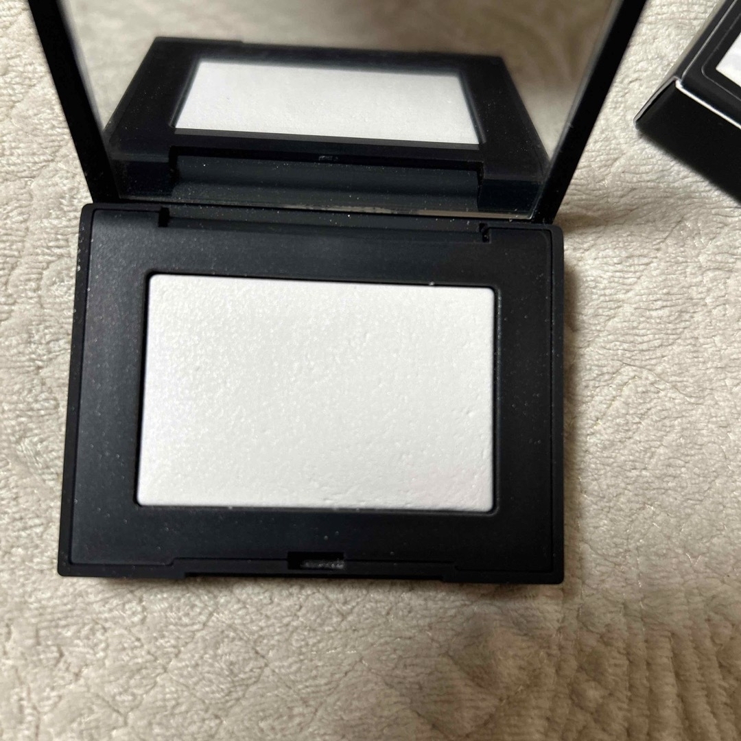 NARS(ナーズ)のNARS ライトリフレクティングセッティングパウダー プレスト N ミニ リフ粉 コスメ/美容のベースメイク/化粧品(フェイスパウダー)の商品写真