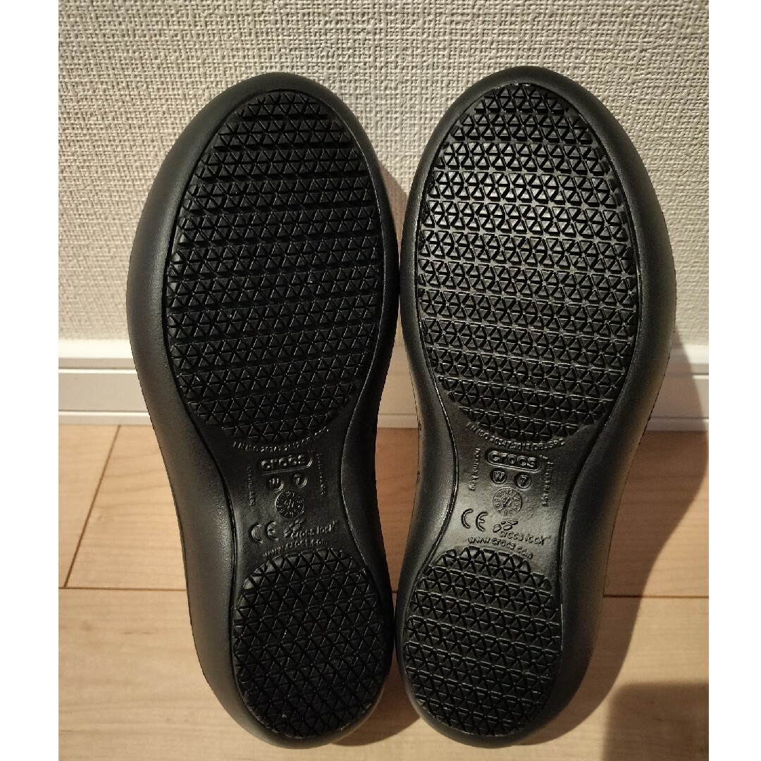 crocs(クロックス)のみすず様　クロックス　アット ワーク フラット  w7 ブラック　新品未使用 レディースの靴/シューズ(ハイヒール/パンプス)の商品写真