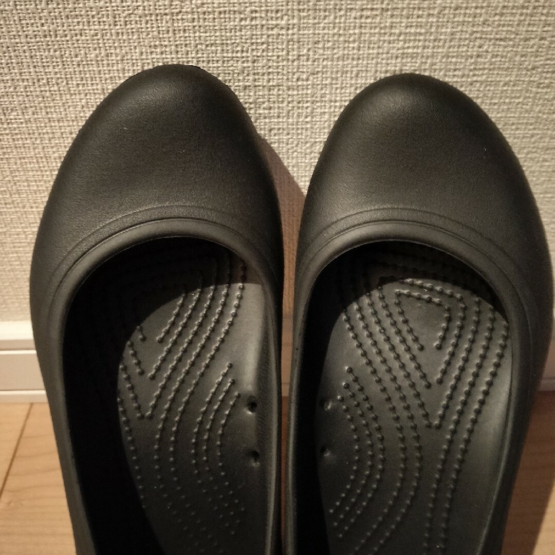 crocs(クロックス)のみすず様　クロックス　アット ワーク フラット  w7 ブラック　新品未使用 レディースの靴/シューズ(ハイヒール/パンプス)の商品写真