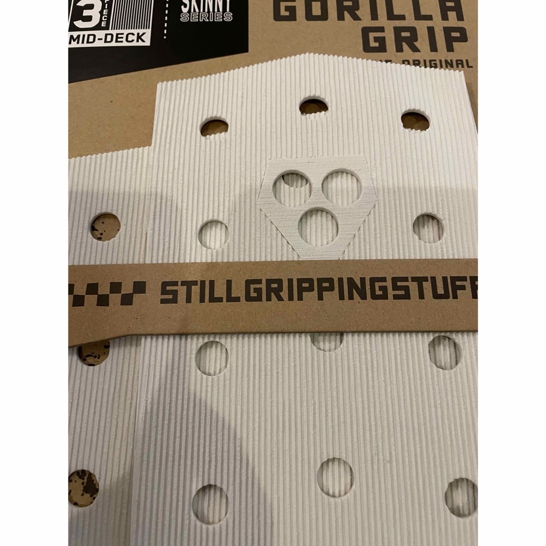 GORILLA GRIP フロントデッキ SKINNYホワイト新品 スポーツ/アウトドアのスポーツ/アウトドア その他(サーフィン)の商品写真