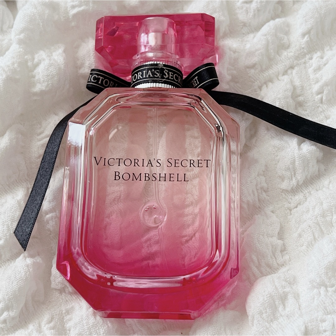 Victoria's Secret(ヴィクトリアズシークレット)のヴィクシー * 香水 * bombshell コスメ/美容の香水(香水(女性用))の商品写真