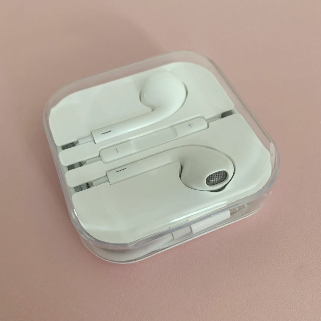 Apple(アップル)のアップル純正 イヤホン EarPods with 3.5 mmヘッドフォンプラグ スマホ/家電/カメラのオーディオ機器(ヘッドフォン/イヤフォン)の商品写真