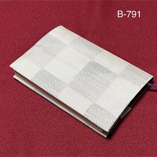 B-791再販　標準サイズ　ハンドメイド　大島紬　市松　文庫本ブックカバー(ブックカバー)