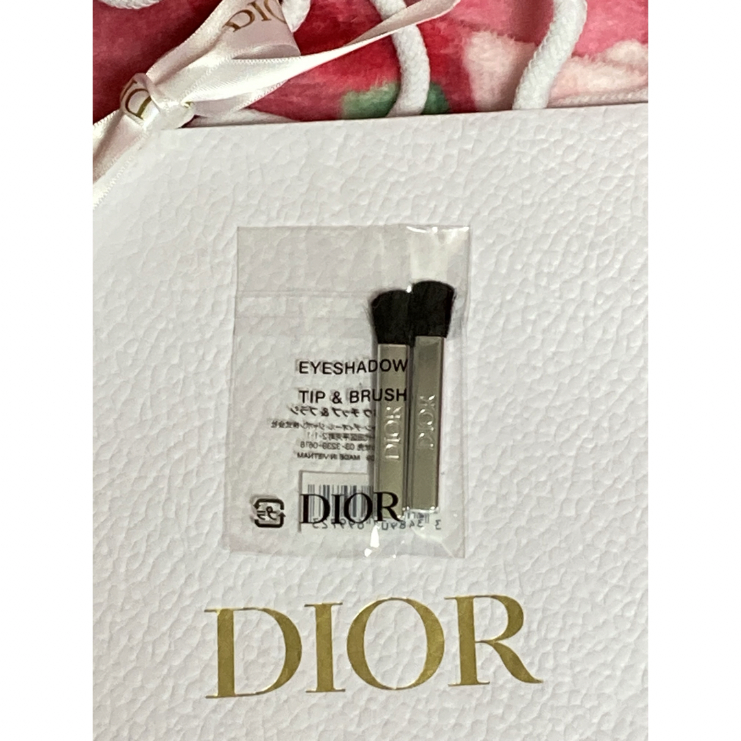 Christian Dior(クリスチャンディオール)のDiorサンククルールアイシャドウ チップブラシ　ショップ袋付き コスメ/美容のメイク道具/ケアグッズ(ブラシ・チップ)の商品写真