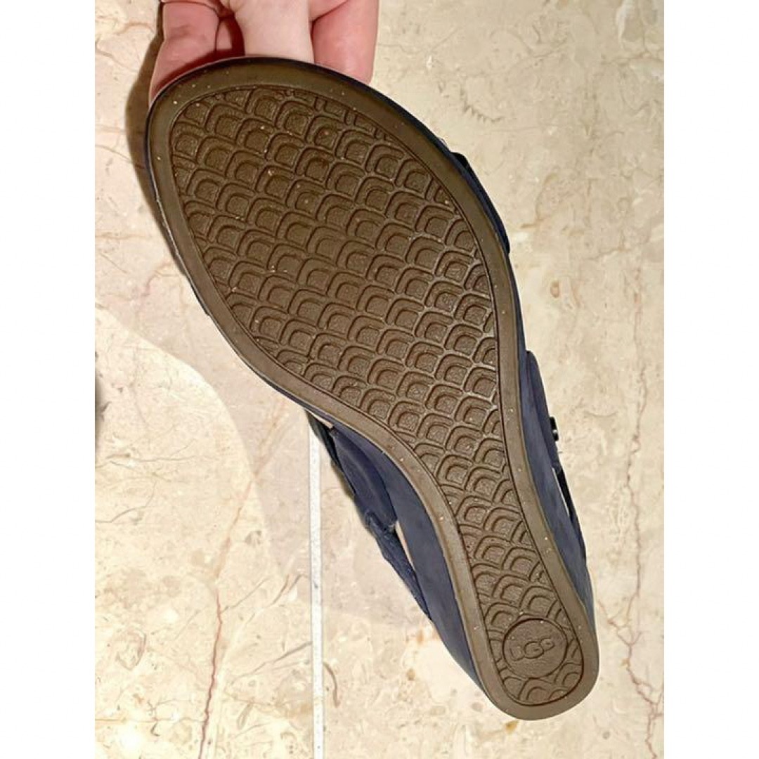 UGG(アグ)の【美品】UGGサンダル スエード・ネイビー（US5・日本22.0cm）  レディースの靴/シューズ(サンダル)の商品写真