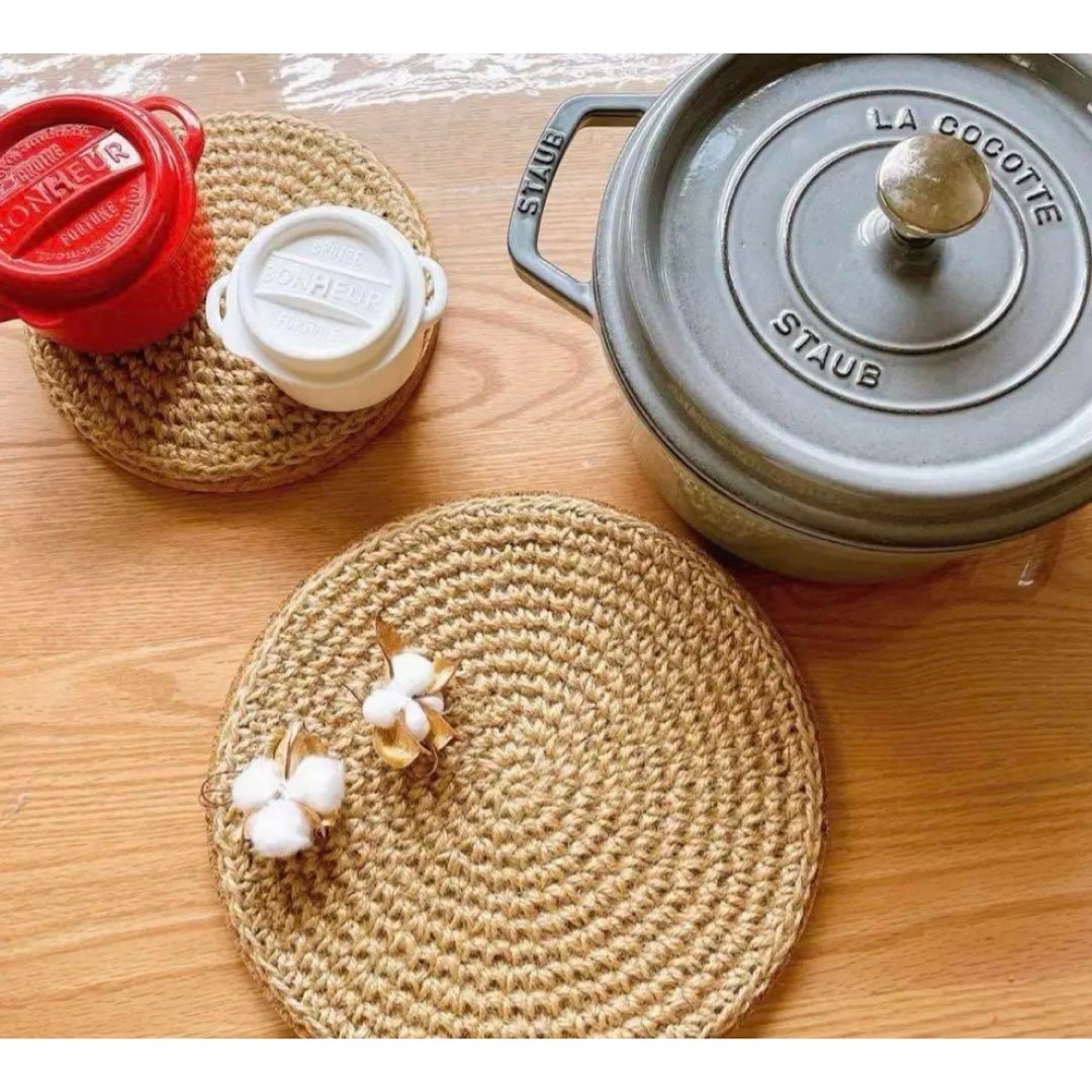 STAUB(ストウブ)の【麻紐とコルクの鍋敷き】Lサイズ　ハンドメイド　オシャレ　北欧　暮らしの道具店 インテリア/住まい/日用品のキッチン/食器(テーブル用品)の商品写真