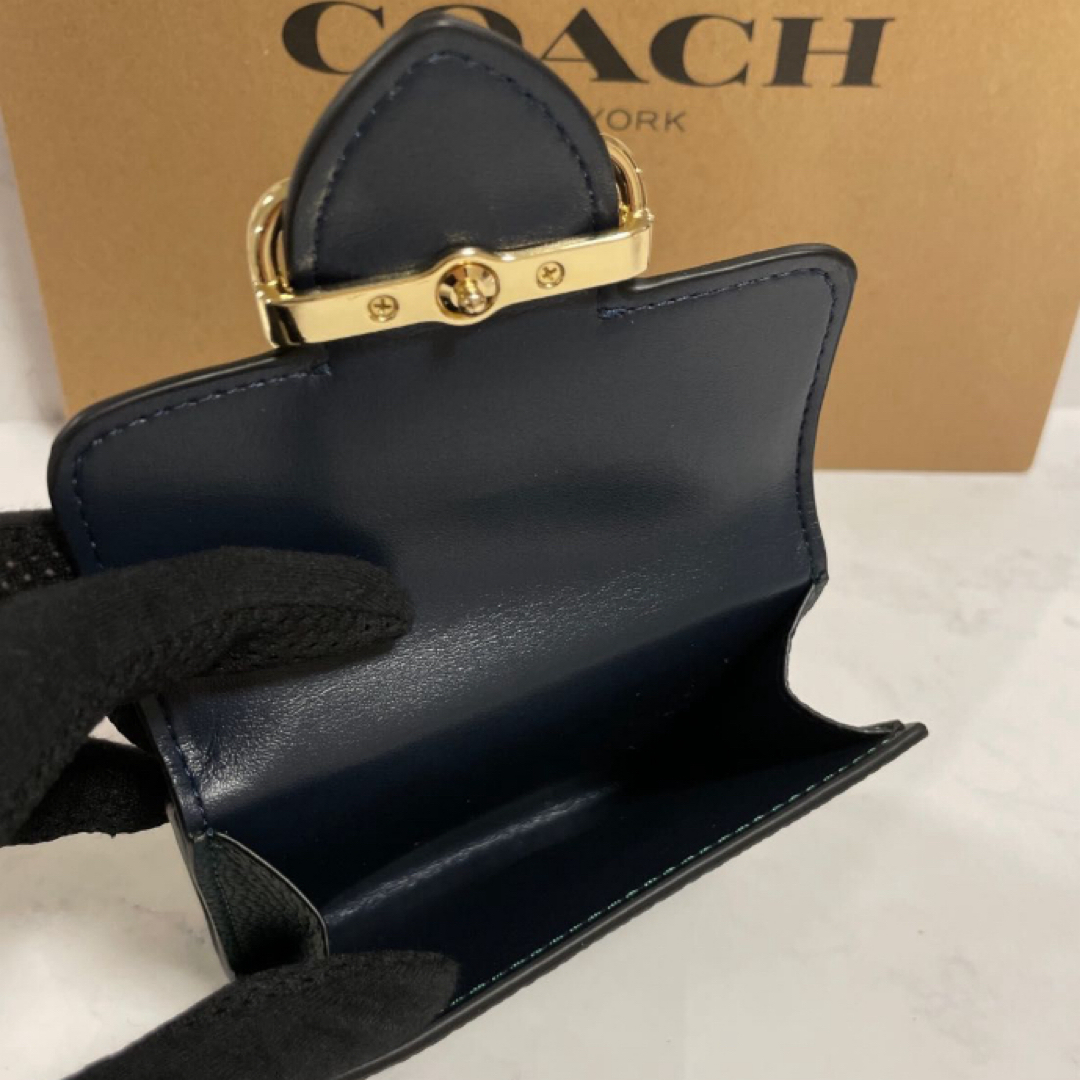 COACH(コーチ)の新品　コーチ　グリーン　ワンポイント　折り財布　小銭入れ有 レディースのファッション小物(財布)の商品写真