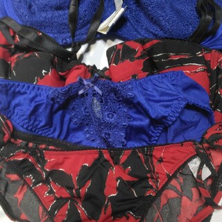 ナカオカ製ブルー色と赤色と黒色の上下2セット下着ブラジャーD75ショーツMサイズ(ブラ&ショーツセット)