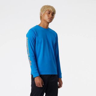 ニューバランス(New Balance)のニューバランス グラフィックロングスリーブTシャツ ブルー Mサイズ(Tシャツ/カットソー(七分/長袖))