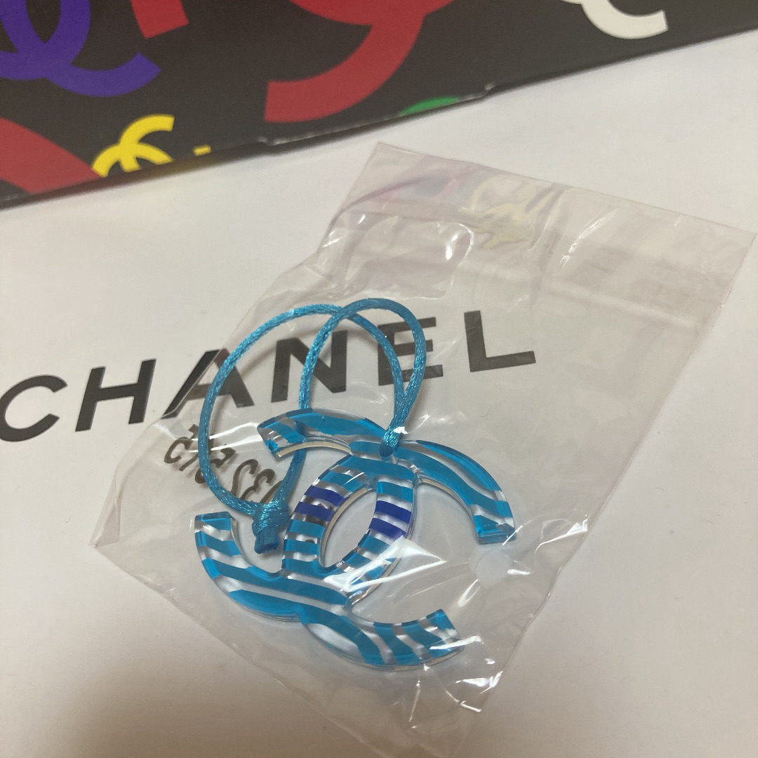 CHANEL(シャネル)のCHANEL/激レアcocoマーククリアブルーチャーム【ノベルティ】 レディースのアクセサリー(チャーム)の商品写真