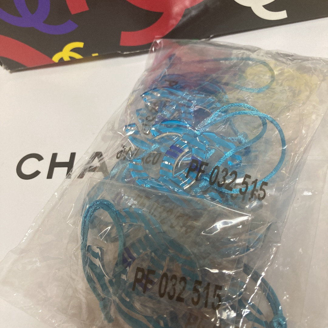 CHANEL(シャネル)のCHANEL/激レアcocoマーククリアブルーチャーム【ノベルティ】 レディースのアクセサリー(チャーム)の商品写真