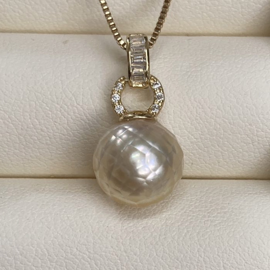 南洋真珠　照り良いダイヤモンドカット　ペンダントトップ　シャンパンゴールド レディースのアクセサリー(ネックレス)の商品写真