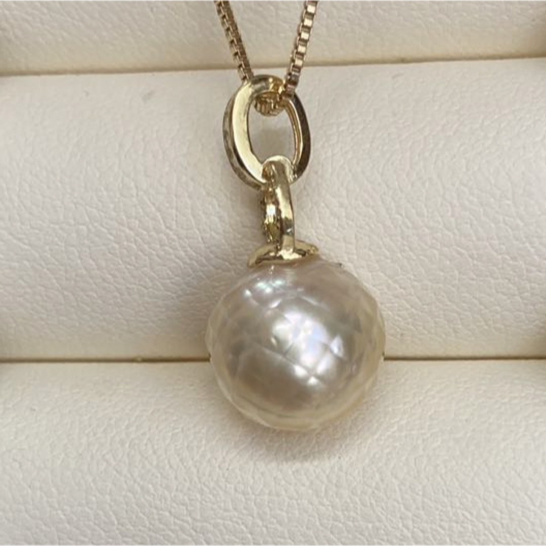 南洋真珠　照り良いダイヤモンドカット　ペンダントトップ　シャンパンゴールド レディースのアクセサリー(ネックレス)の商品写真