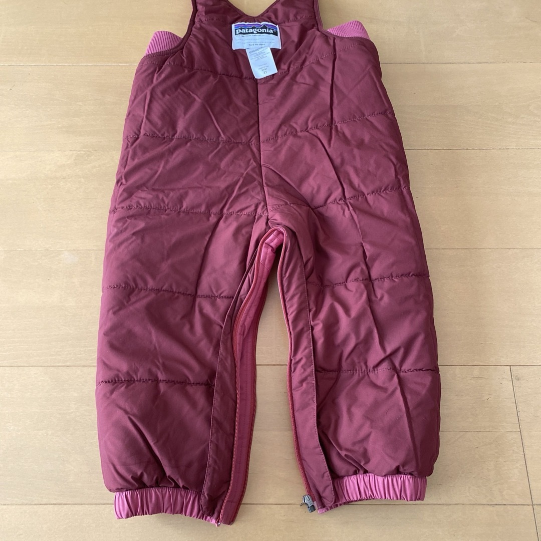 patagonia(パタゴニア)のPatagonia baby パタゴニア ベビー 3M スノービブパンツ ピンク キッズ/ベビー/マタニティのベビー服(~85cm)(ジャケット/コート)の商品写真