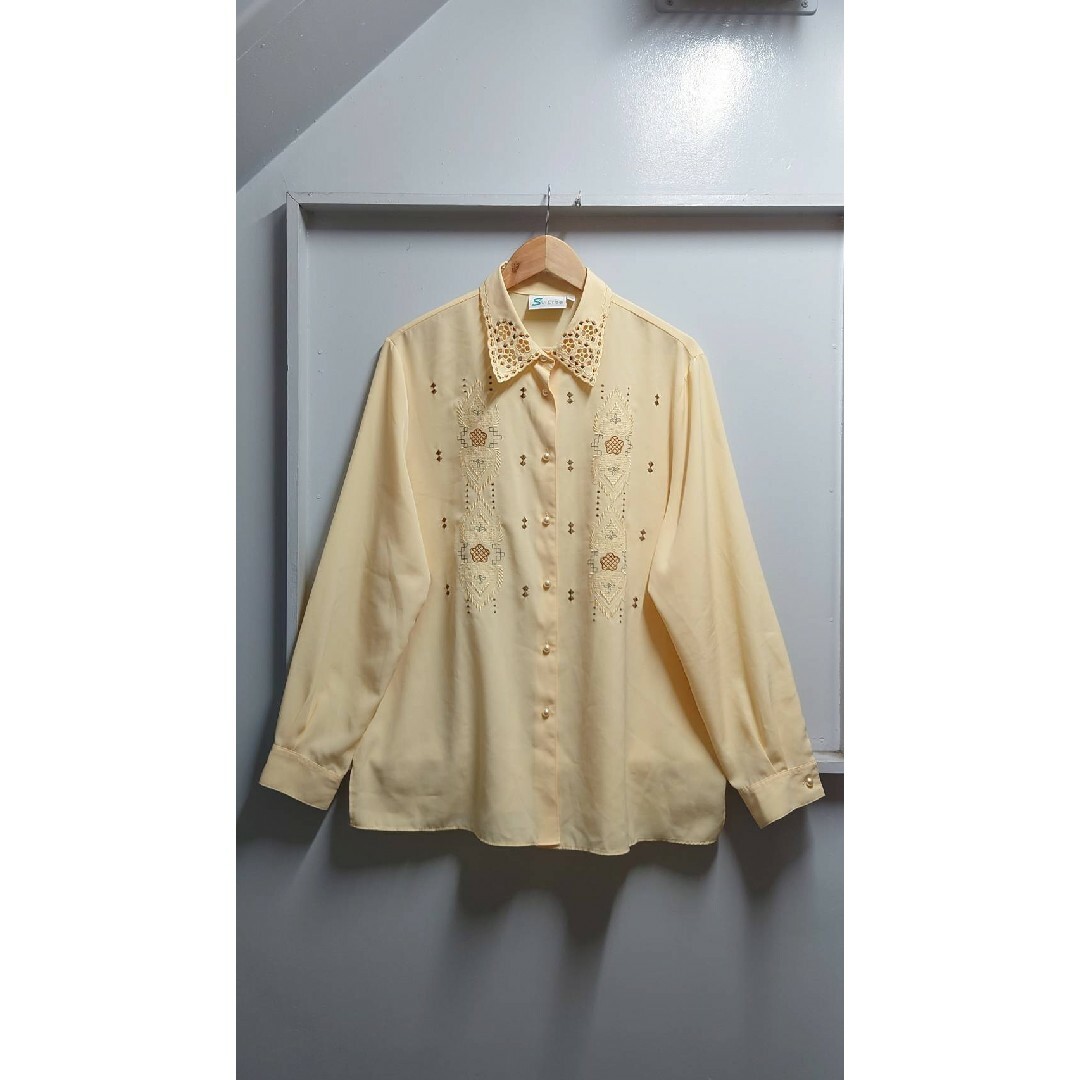 Surprise 襟カットワーク 刺繍 シャツ クリームイエロー サイズ46 レディースのトップス(シャツ/ブラウス(長袖/七分))の商品写真