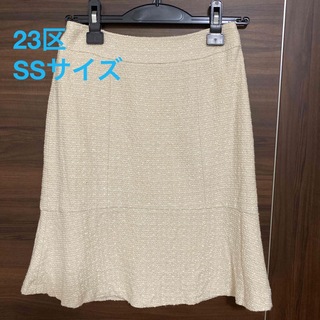 ニジュウサンク(23区)の23区　マーメイドスカート　ツイードスカート　ベージュ色　サイズ32  SS相当(ひざ丈スカート)