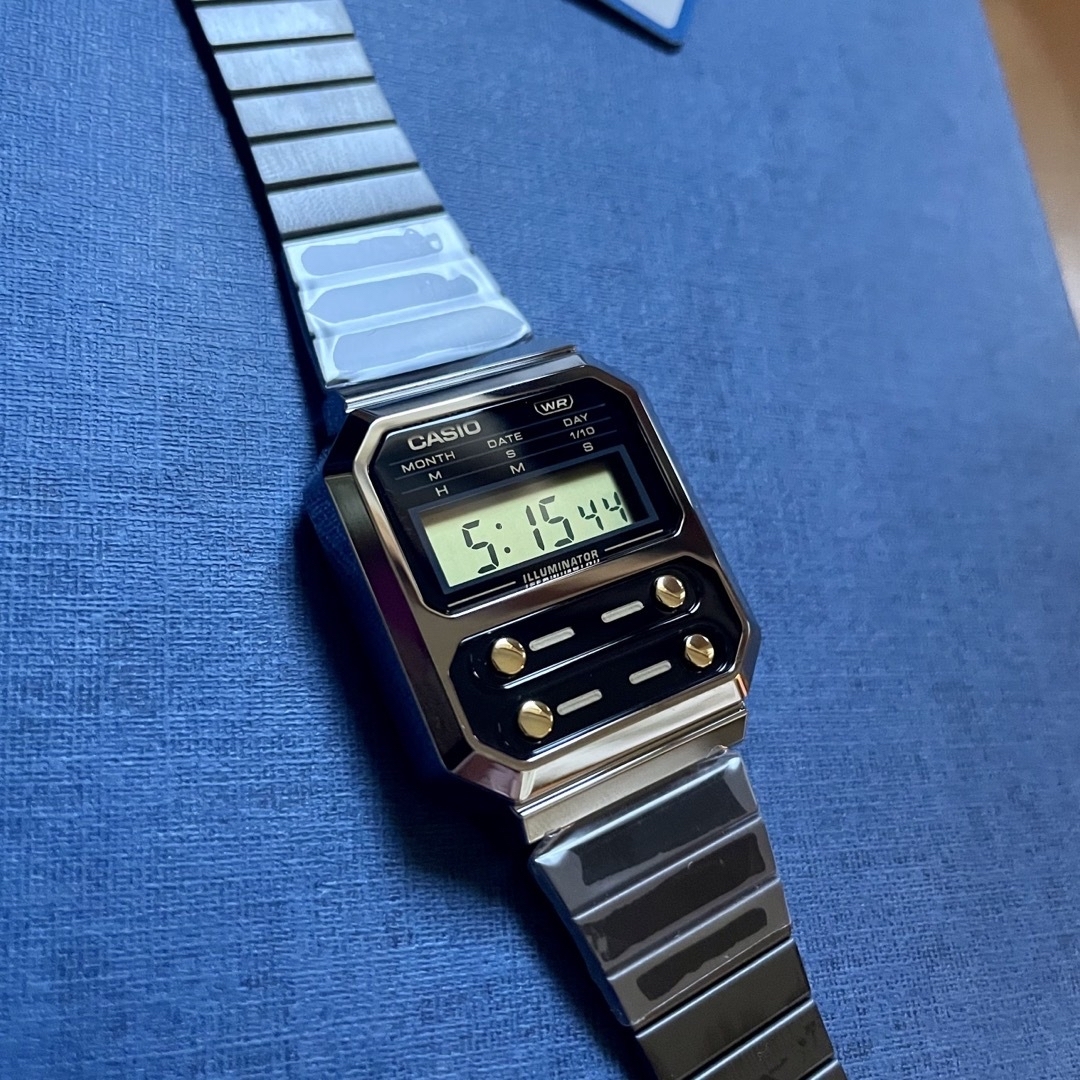カシオ デジタル腕時計　新品　レトロデザイン　　LEDバックライト海外モデル