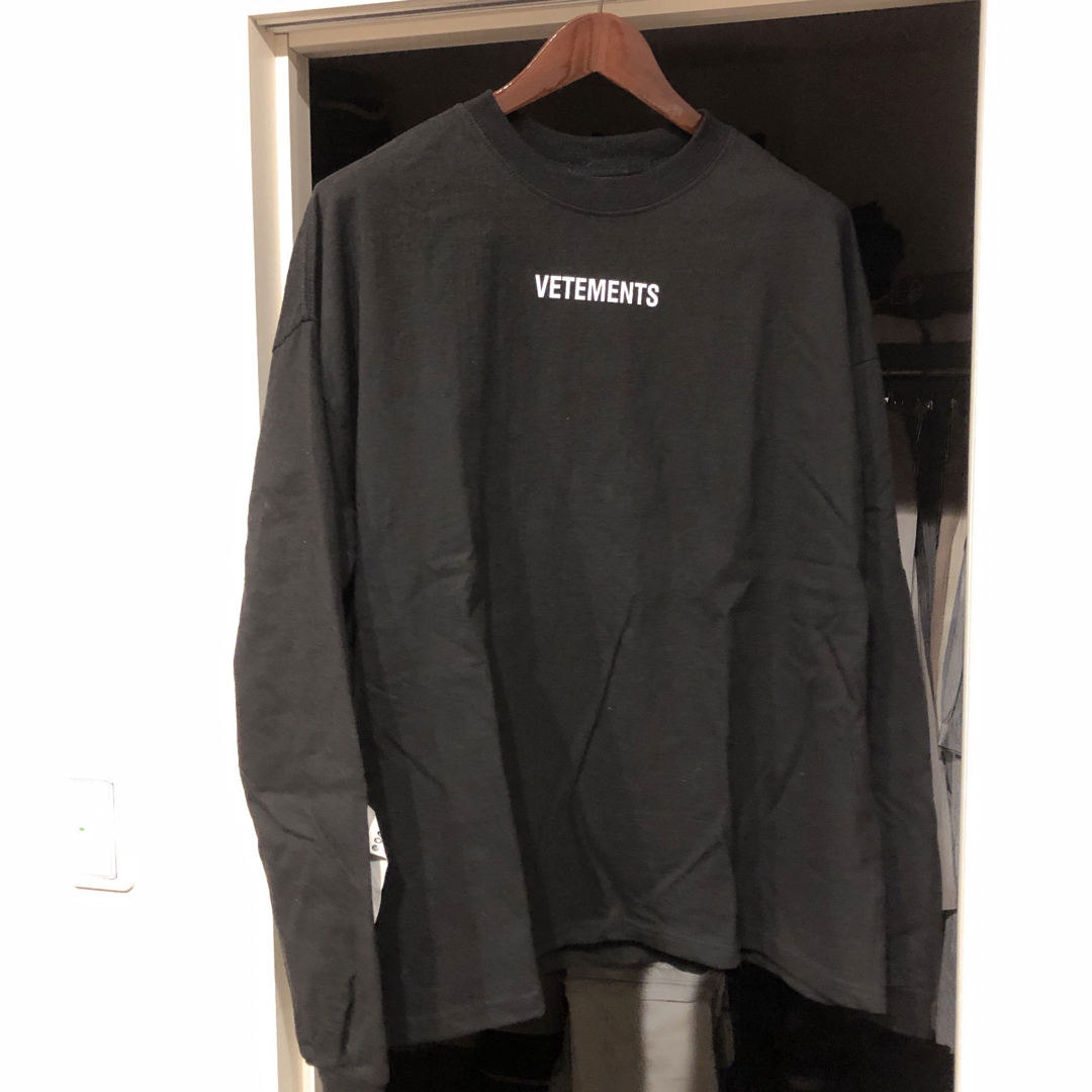 VETEMENTS(ヴェトモン)の VETEMENTSヴェトモン インバーテッド ロゴ ロングスリーブ Tシャツ  メンズのトップス(Tシャツ/カットソー(七分/長袖))の商品写真