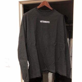 ヴェトモン(VETEMENTS)の VETEMENTSヴェトモン インバーテッド ロゴ ロングスリーブ Tシャツ (Tシャツ/カットソー(七分/長袖))