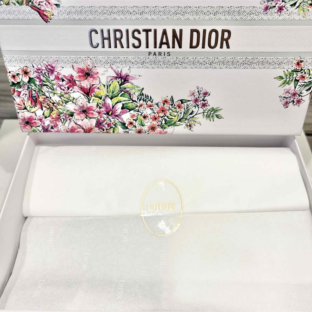 Christian Dior(クリスチャンディオール)の◆新品未使用◆数量限定 バレンタイン 小 Dior ギフトボックス インテリア/住まい/日用品のオフィス用品(ラッピング/包装)の商品写真