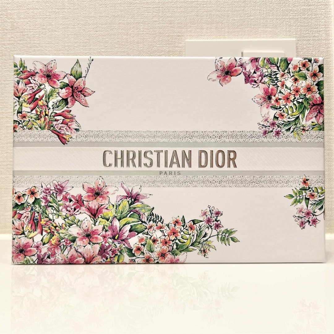 Christian Dior(クリスチャンディオール)の◆新品未使用◆数量限定 バレンタイン 小 Dior ギフトボックス インテリア/住まい/日用品のオフィス用品(ラッピング/包装)の商品写真