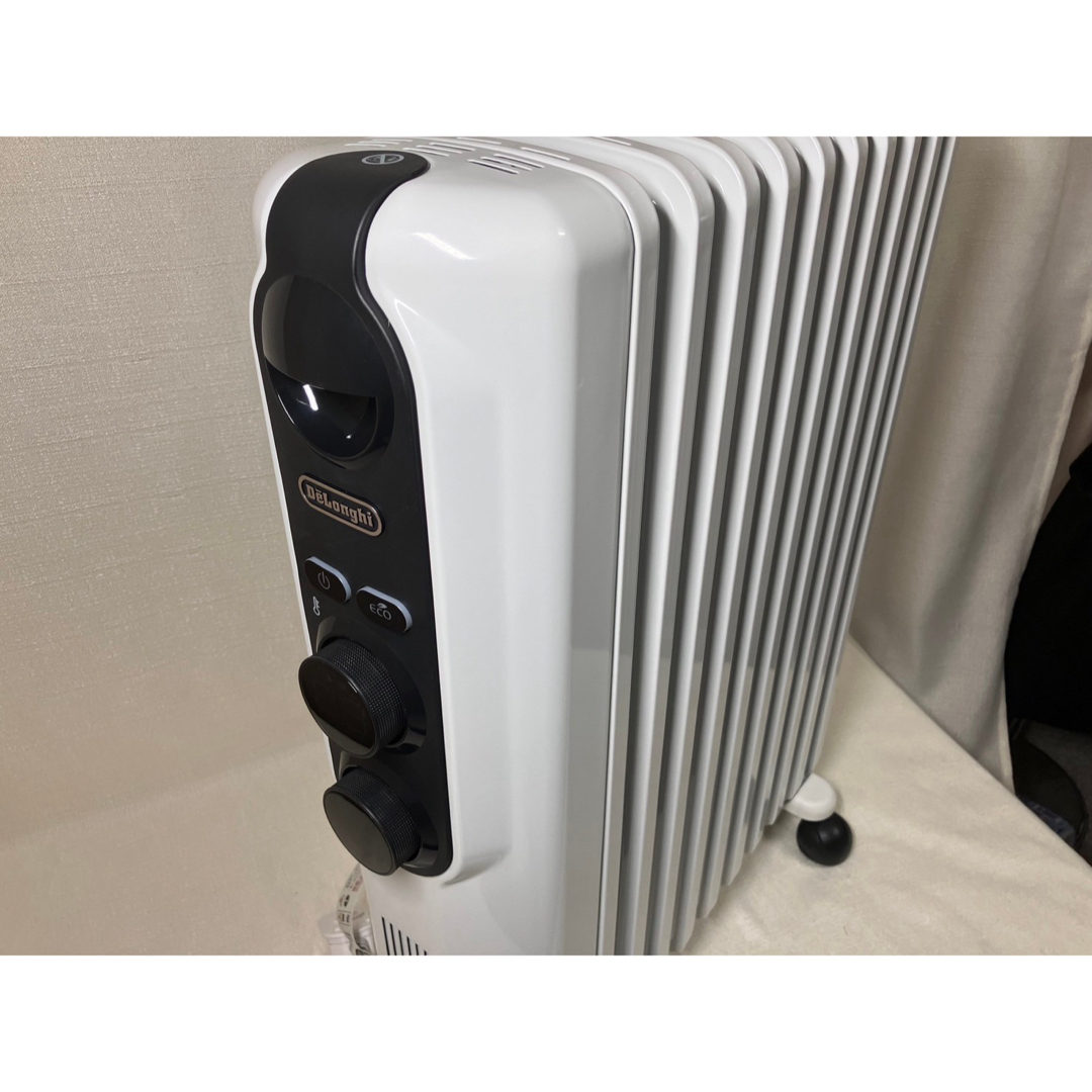 DeLonghi(デロンギ)のDe'Longhi デロンギ オイルヒーターアミカルドRHJ35M1015-BK スマホ/家電/カメラの冷暖房/空調(オイルヒーター)の商品写真