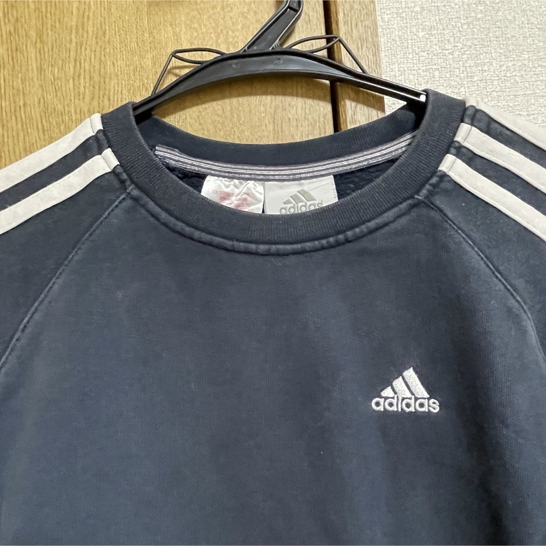 adidas(アディダス)のadidas 刺繍ワンポイントロゴ 3ライン スウェット トレーナー レディースのトップス(トレーナー/スウェット)の商品写真