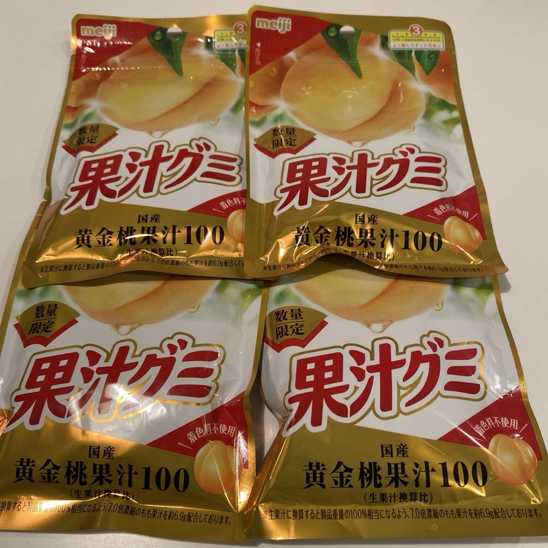 明治(メイジ)の果汁グミ　黄金桃　4袋　賞味期限2024.09 数量限定 食品/飲料/酒の食品(菓子/デザート)の商品写真