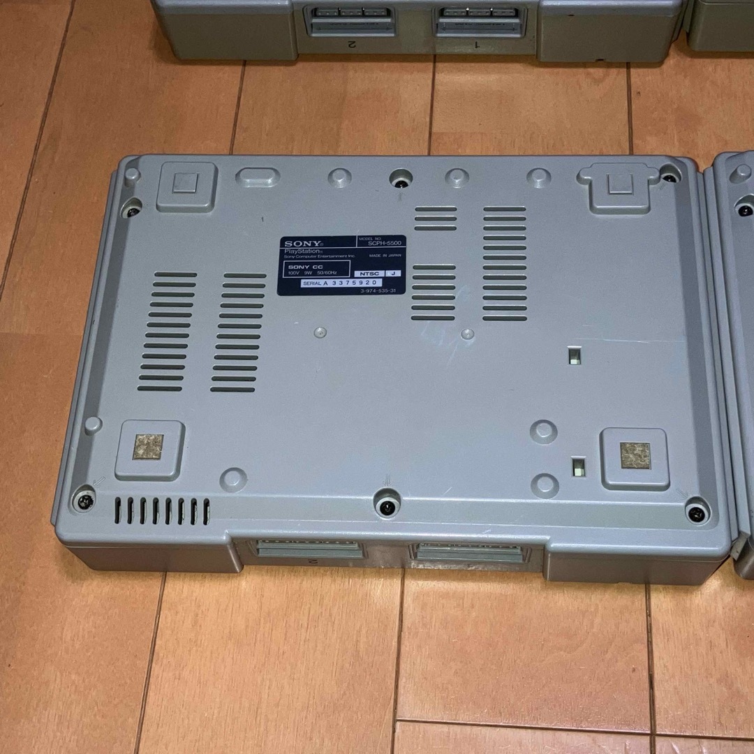 PlayStation(プレイステーション)の【ジャンク】 PS SCPH-1000本体のみ 4台セット やや難稼働品含む エンタメ/ホビーのゲームソフト/ゲーム機本体(家庭用ゲーム機本体)の商品写真