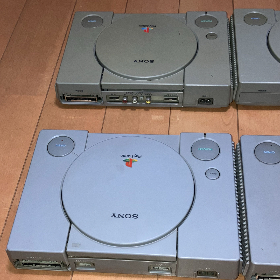 PlayStation(プレイステーション)の【ジャンク】 PS SCPH-1000本体のみ 4台セット やや難稼働品含む エンタメ/ホビーのゲームソフト/ゲーム機本体(家庭用ゲーム機本体)の商品写真