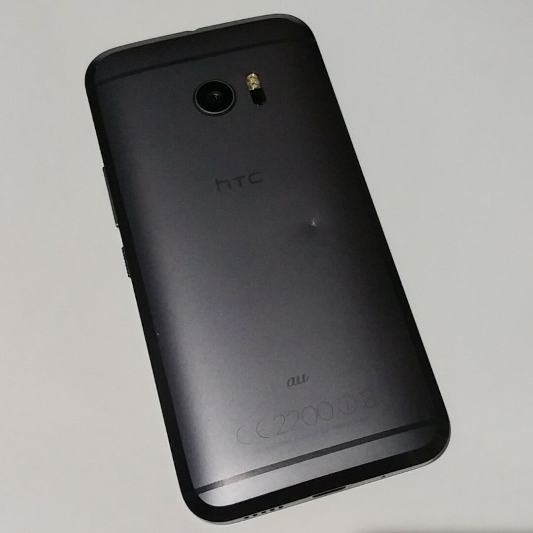 HTC(ハリウッドトレーディングカンパニー)のau HTC10 HTV32 カーボングレイ 中古本体＋新品TPUケース スマホ/家電/カメラのスマートフォン/携帯電話(スマートフォン本体)の商品写真