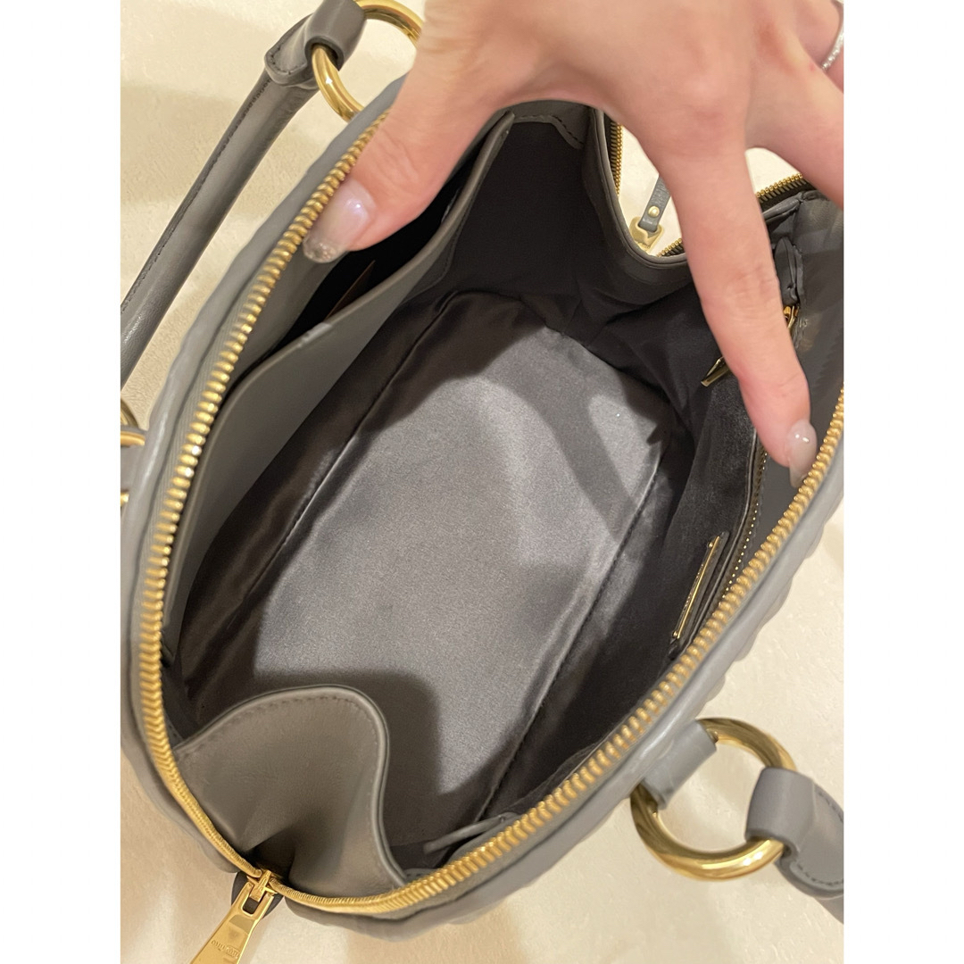 美品》破格!MIUMIUミュウミュウmiumiu マテラッセ ハンドバッグ 美品》破格!MIUMIUミュウミュウmiumiu マテラッセ ハンドバッグ