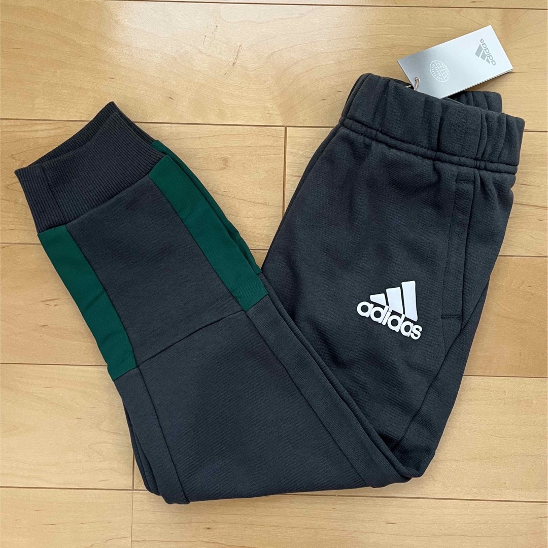 adidas(アディダス)のアディダス スウェットパンツ adidas 130cm 緑×灰色☆新品未使用 キッズ/ベビー/マタニティのキッズ服男の子用(90cm~)(パンツ/スパッツ)の商品写真