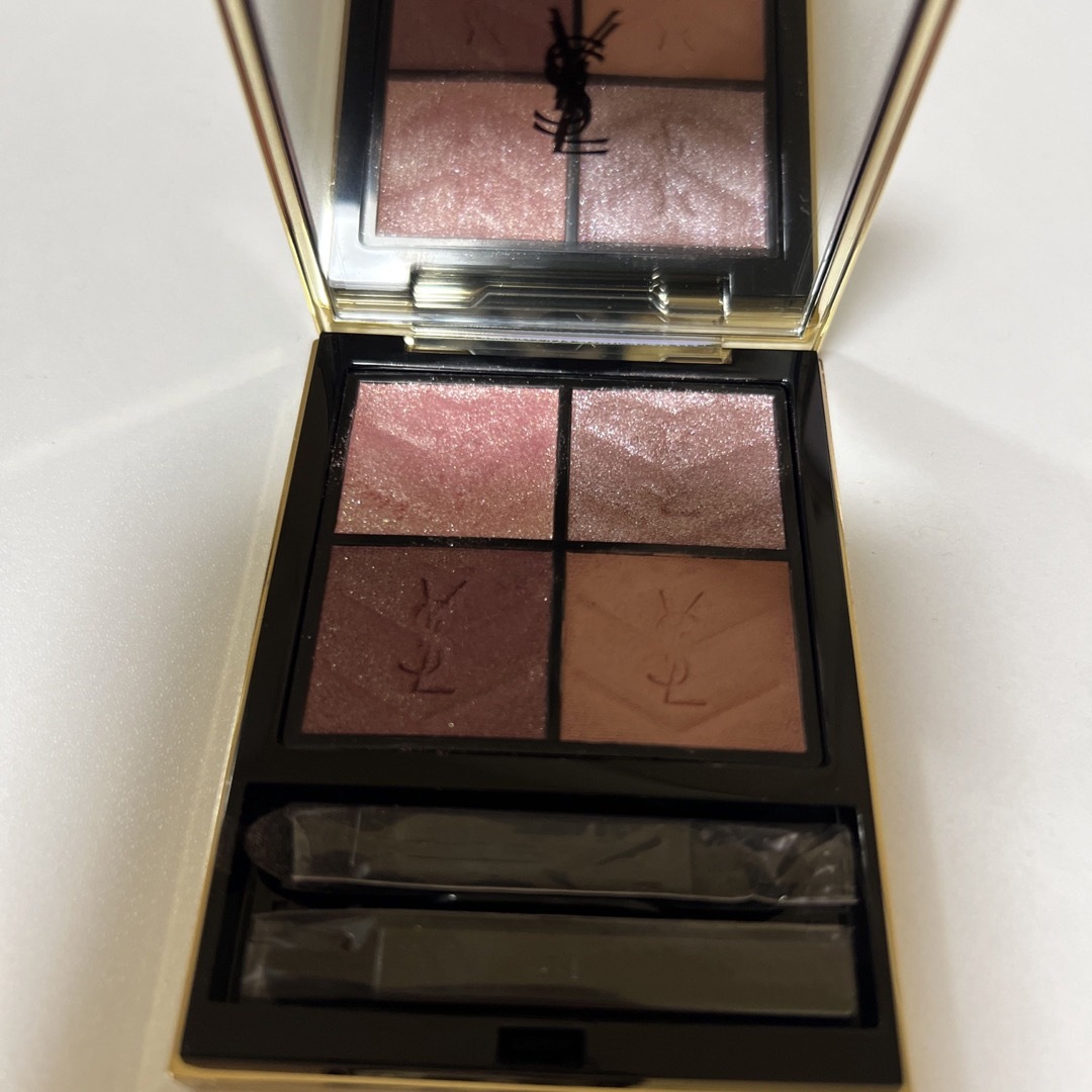 Yves Saint Laurent Beaute(イヴサンローランボーテ)のイヴサンローラン クチュール ミニ クラッチ アイシャドウ 美品　人気 コスメ/美容のベースメイク/化粧品(アイシャドウ)の商品写真