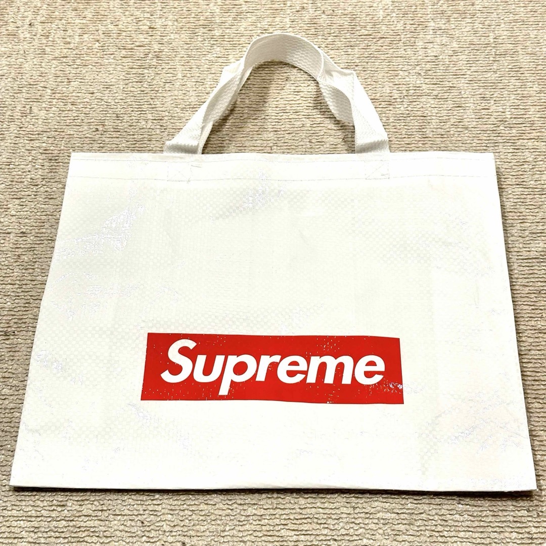 Supreme(シュプリーム)の新品☆Supreme ノベルティ トートバッグ☆不織布 ショッパー ショップ袋 エンタメ/ホビーのコレクション(ノベルティグッズ)の商品写真