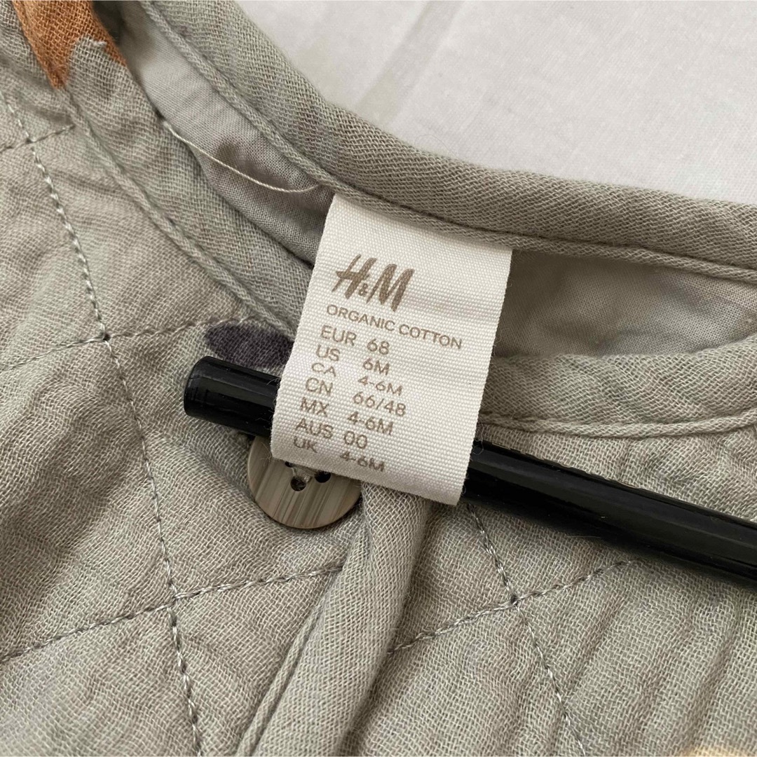 H&M(エイチアンドエム)のH&M baby キルトジャケット ベビー服 子供服 アウター コート あざらし キッズ/ベビー/マタニティのベビー服(~85cm)(ジャケット/コート)の商品写真
