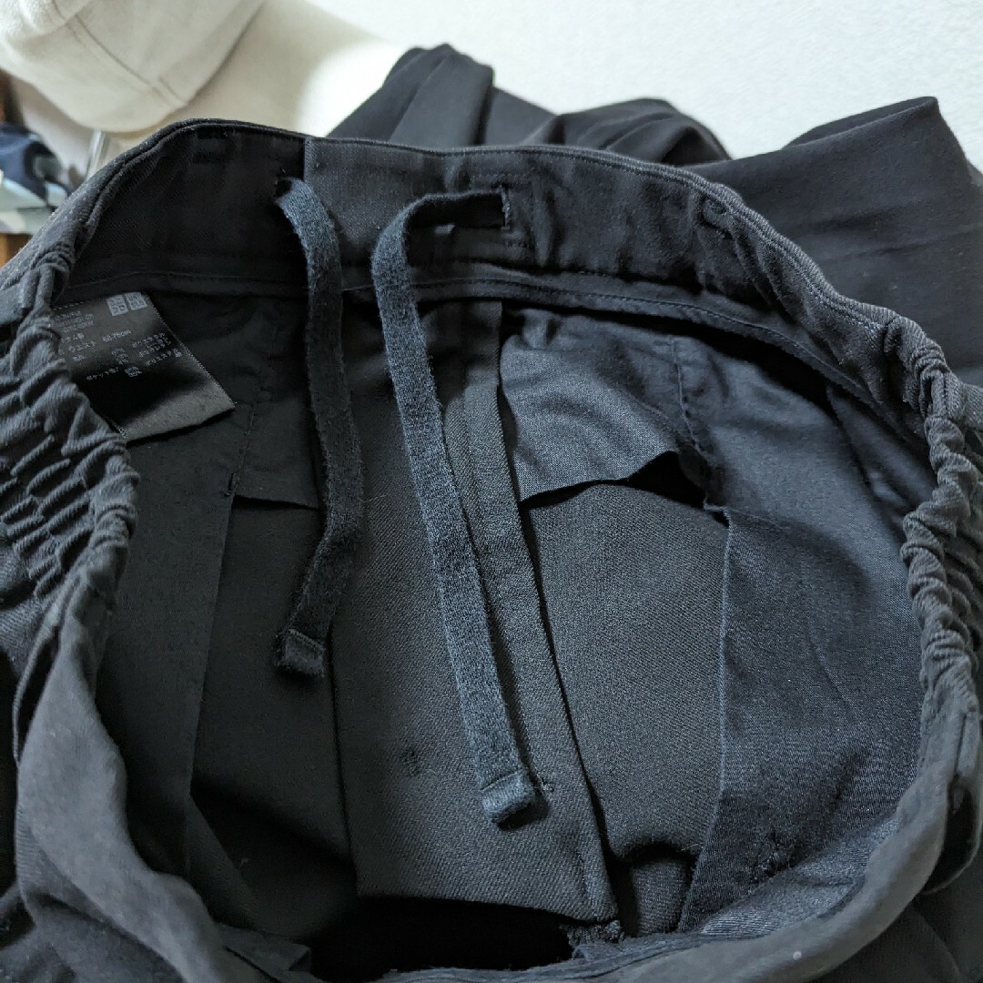 UNIQLO(ユニクロ)のUNIQLO タックワイドパンツ 裾直し済み67cm 黒 461614 S メンズのパンツ(スラックス)の商品写真