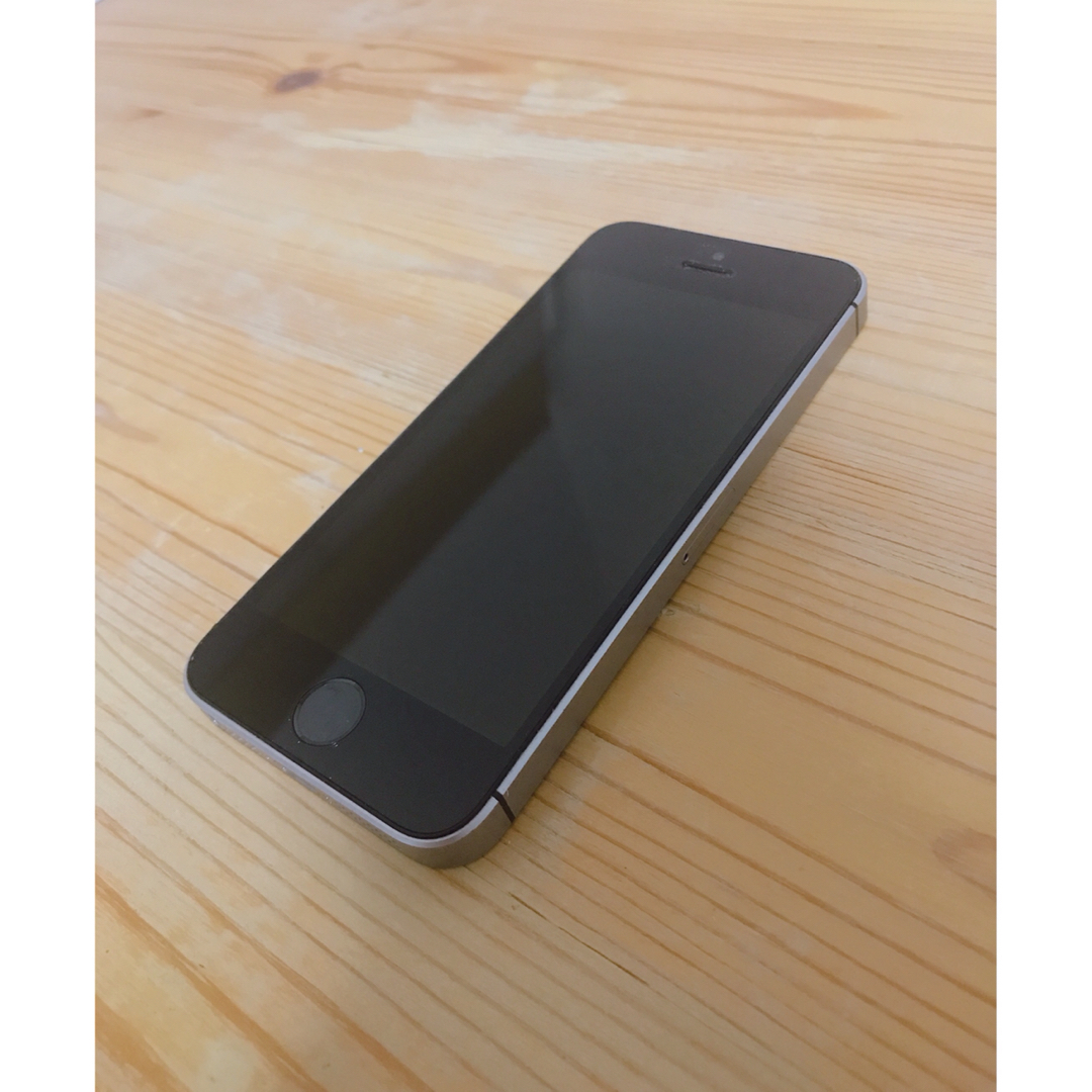 【simロック解除済み】iphone se 第1世代 スマホ/家電/カメラのスマートフォン/携帯電話(スマートフォン本体)の商品写真
